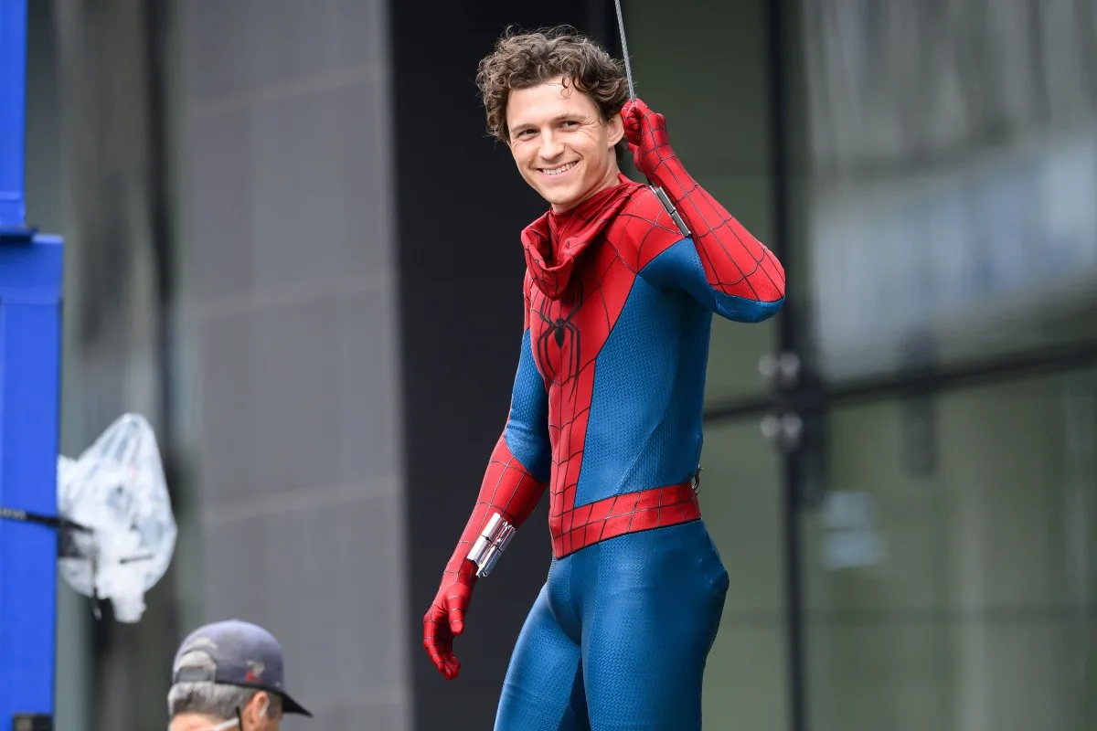 Stunt Double Tom Holland Beraksi Spektakuler di NYC