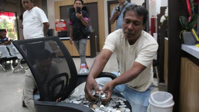 Protes Pajak Naik 400% Warga Bayar Pake Koin