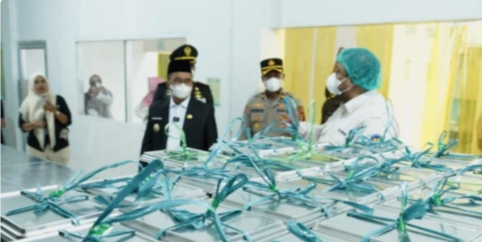 Wakil Bupati kutim Mahyunadi Minta SPPG Jaga Kualitas Makanan Siswa untuk mengantisipasi keracunan. Wakil Bupati Kutim, Mahyunadi bersama Kapolres Kutim saat peluncuran SPPG di Jalan APT Pranoto
