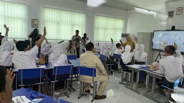 Prabowo Resmikan Smartboard Nasional: 75% Sekolah di Indonesia Sudah Tersentuh Digitalisasi
